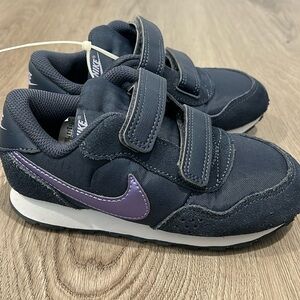 NWOT Nike velcro navy blue toddler shoes Size 10C